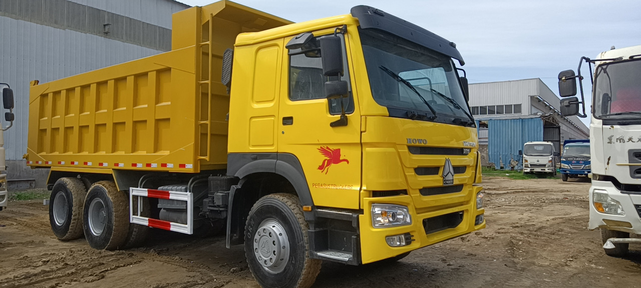 SINOTRUK HOWO - Billenőplatós teherautó: 3 kép. SINOTRUK HOWO - Billenőplatós teherautó: 3 kép.