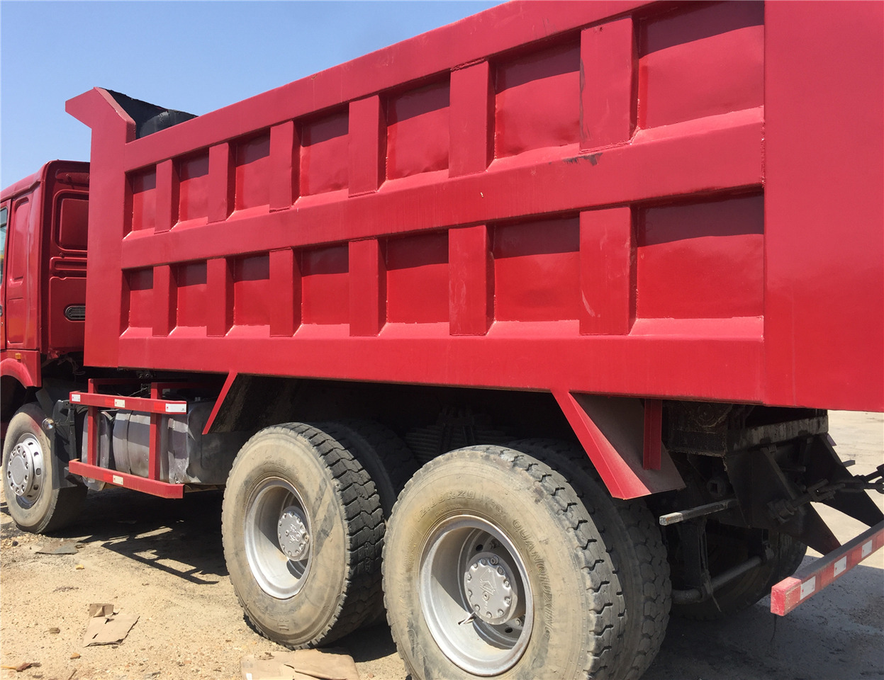 SINOTRUK HOWO - Billenőplatós teherautó: 2 kép. SINOTRUK HOWO - Billenőplatós teherautó: 2 kép.