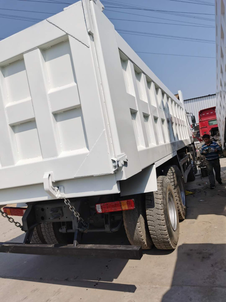 SINOTRUK HOWO - Billenőplatós teherautó: 4 kép. SINOTRUK HOWO - Billenőplatós teherautó: 4 kép.
