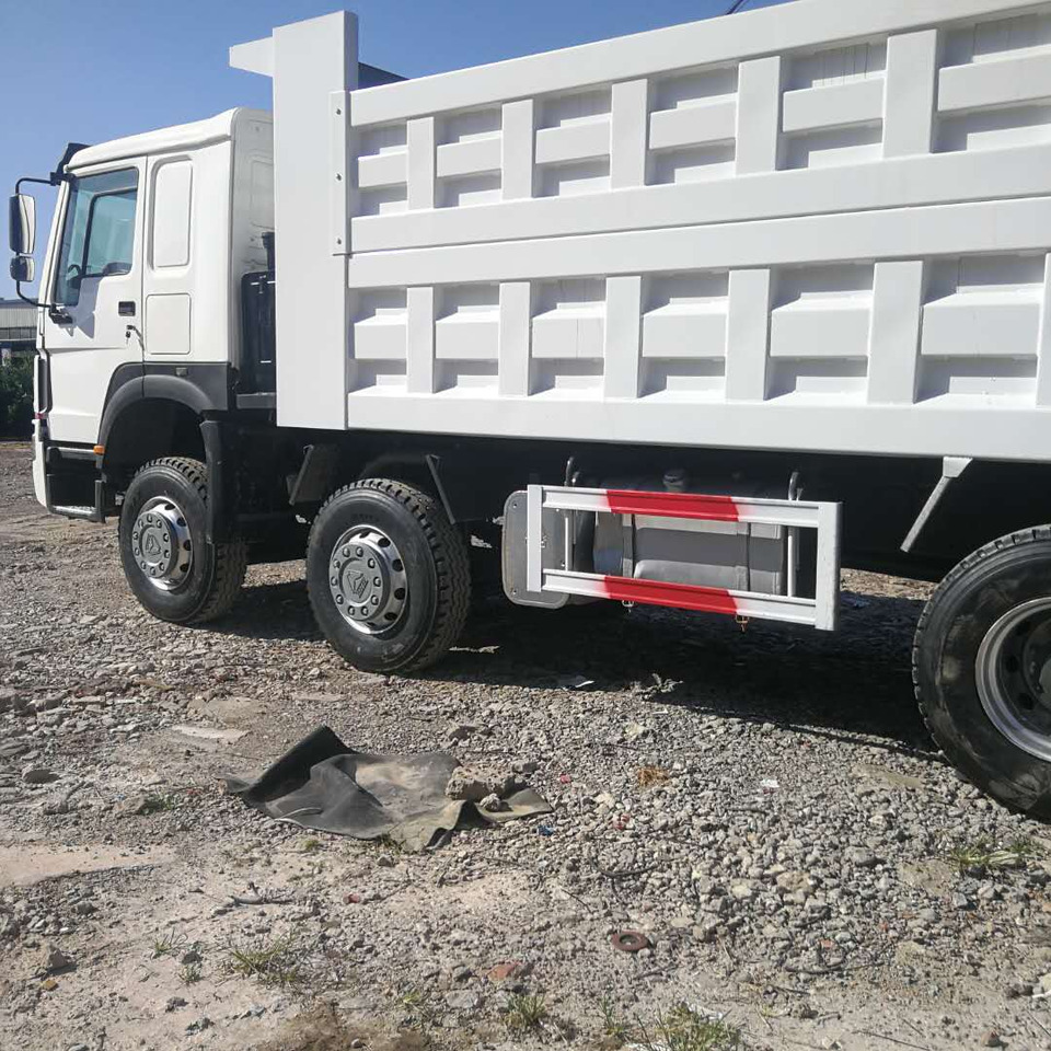 SINOTRUK HOWO - Billenőplatós teherautó: 1 kép. SINOTRUK HOWO - Billenőplatós teherautó: 1 kép.