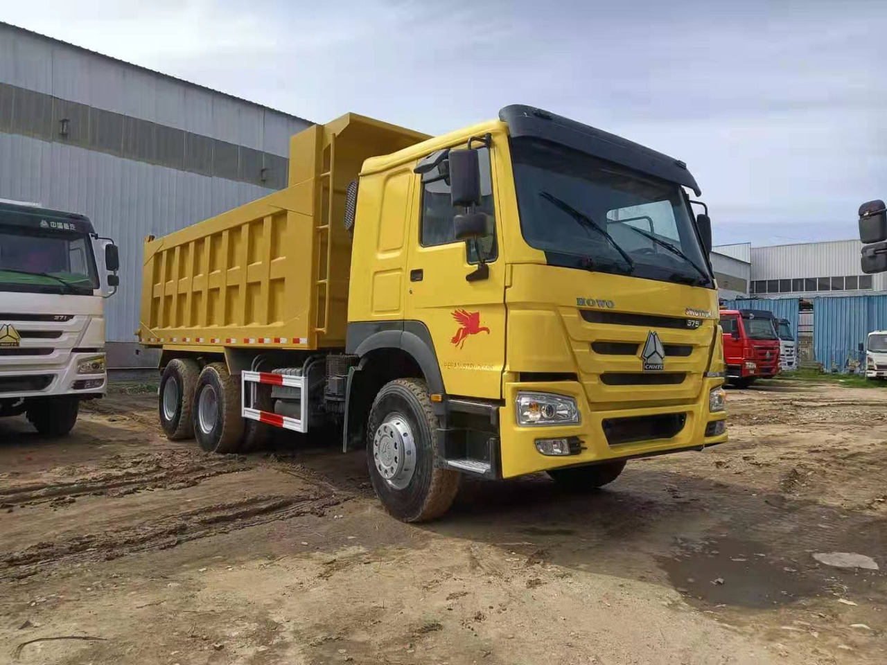 SINOTRUK HOWO - Billenőplatós teherautó: 1 kép. SINOTRUK HOWO - Billenőplatós teherautó: 1 kép.