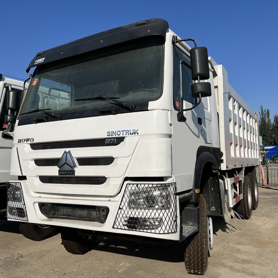 SINOTRUK HOWO - Billenőplatós teherautó: 1 kép. SINOTRUK HOWO - Billenőplatós teherautó: 1 kép.