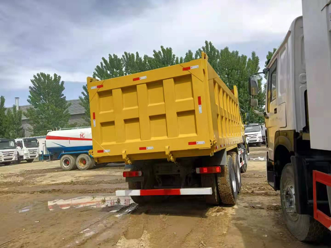 SINOTRUK HOWO - Billenőplatós teherautó: 1 kép. SINOTRUK HOWO - Billenőplatós teherautó: 1 kép.