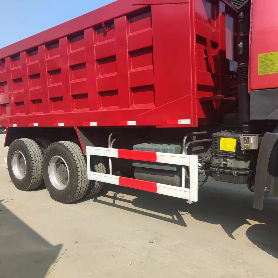 SINOTRUK HOWO - Billenőplatós teherautó: 2 kép. SINOTRUK HOWO - Billenőplatós teherautó: 2 kép.