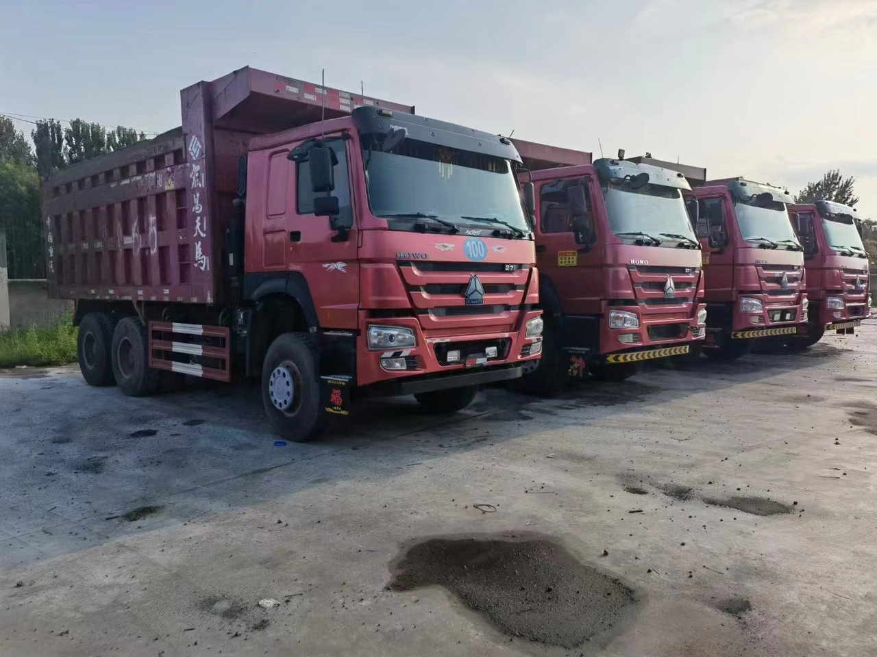 SINOTRUK HOWO - Billenőplatós teherautó: 5 kép. SINOTRUK HOWO - Billenőplatós teherautó: 5 kép.