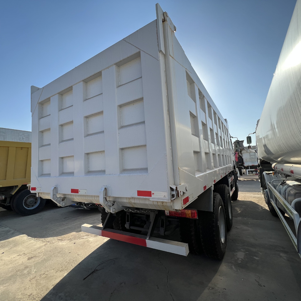 SINOTRUK HOWO - Billenőplatós teherautó: 2 kép. SINOTRUK HOWO - Billenőplatós teherautó: 2 kép.