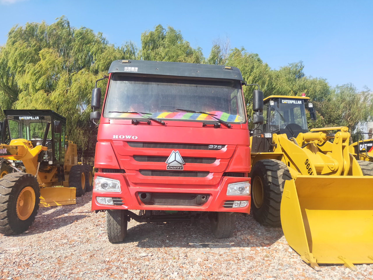 SINOTRUK HOWO - Billenőplatós teherautó: 2 kép. SINOTRUK HOWO - Billenőplatós teherautó: 2 kép.