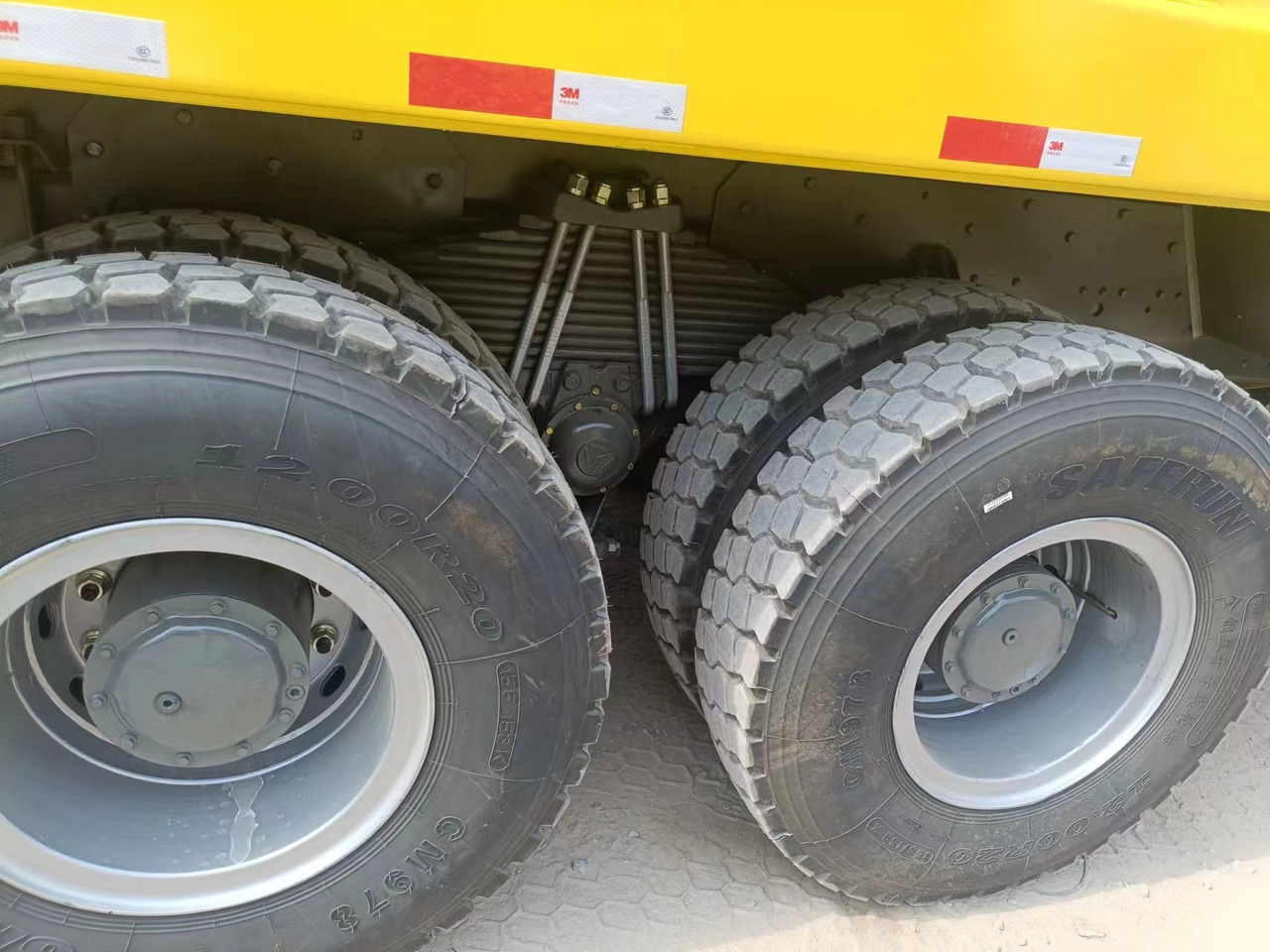 SINOTRUK HOWO - Billenőplatós teherautó: 1 kép. SINOTRUK HOWO - Billenőplatós teherautó: 1 kép.