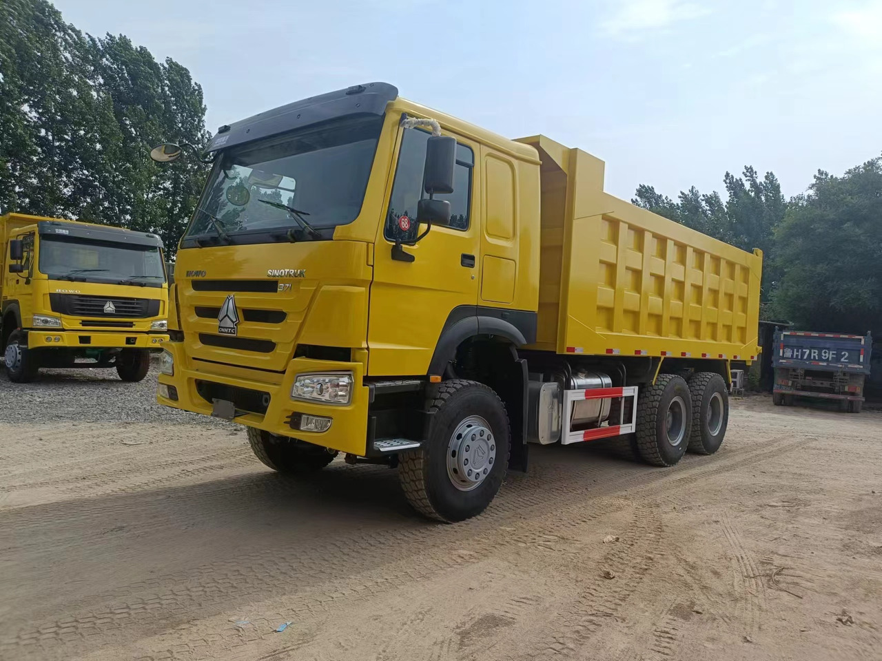 SINOTRUK HOWO - Billenőplatós teherautó: 4 kép. SINOTRUK HOWO - Billenőplatós teherautó: 4 kép.