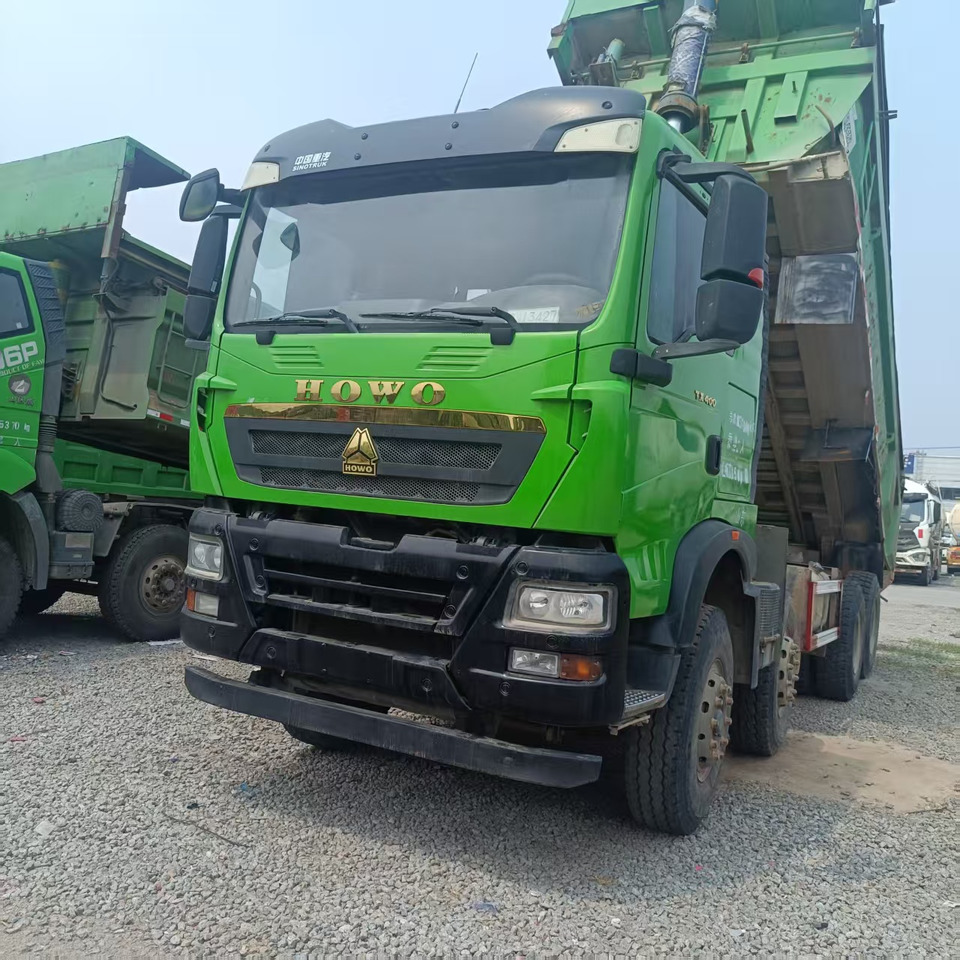 SINOTRUK HOWO - Billenőplatós teherautó: 2 kép. SINOTRUK HOWO - Billenőplatós teherautó: 2 kép.