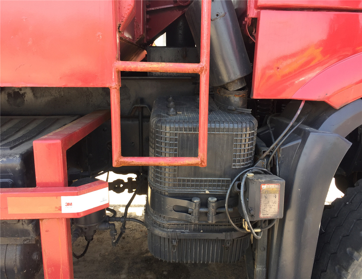 SINOTRUK HOWO - Billenőplatós teherautó: 3 kép. SINOTRUK HOWO - Billenőplatós teherautó: 3 kép.