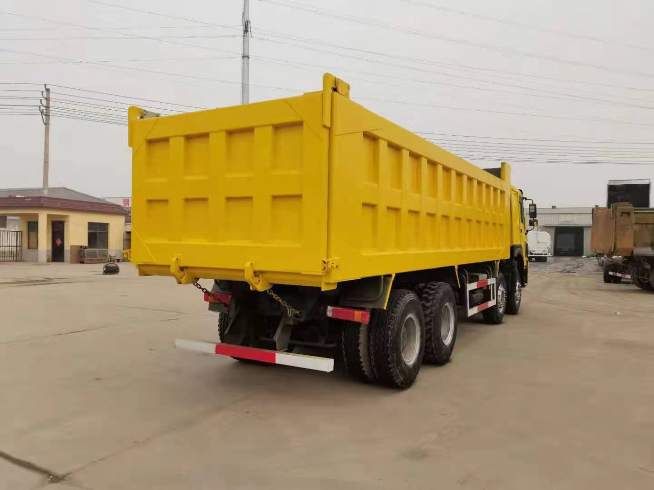SINOTRUK HOWO - Billenőplatós teherautó: 1 kép. SINOTRUK HOWO - Billenőplatós teherautó: 1 kép.