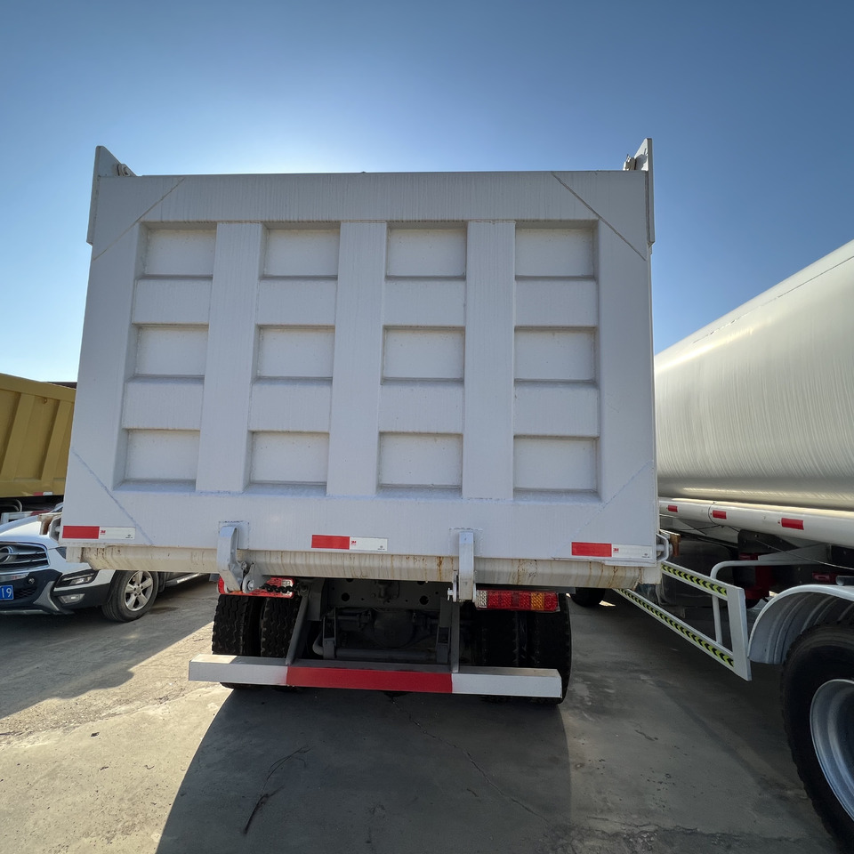 SINOTRUK HOWO - Billenőplatós teherautó: 2 kép. SINOTRUK HOWO - Billenőplatós teherautó: 2 kép.