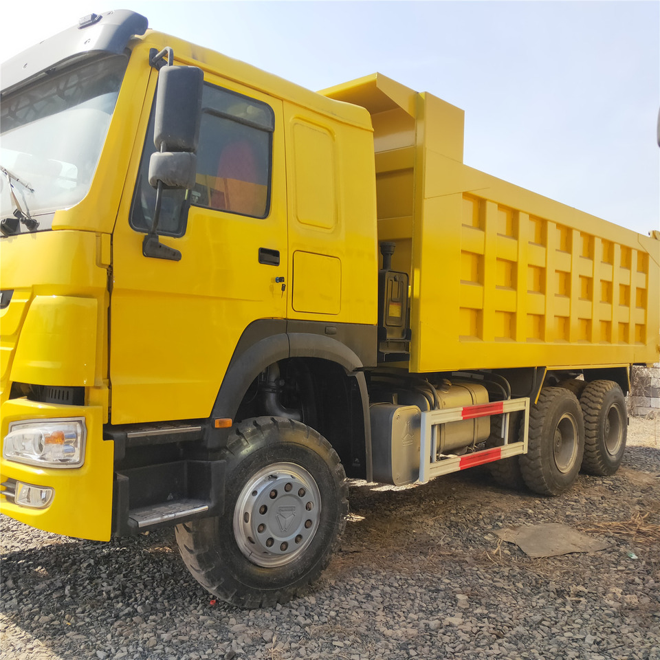 SINOTRUK HOWO - Billenőplatós teherautó: 2 kép. SINOTRUK HOWO - Billenőplatós teherautó: 2 kép.