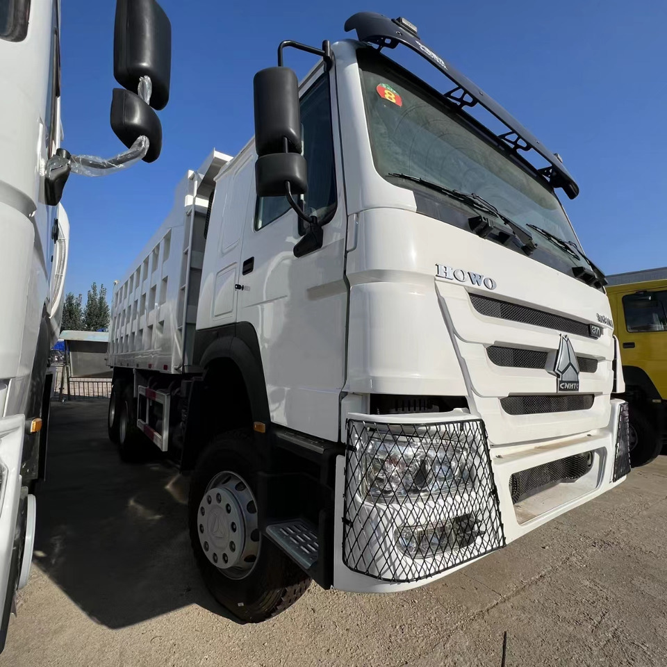 SINOTRUK HOWO - Billenőplatós teherautó: 3 kép. SINOTRUK HOWO - Billenőplatós teherautó: 3 kép.