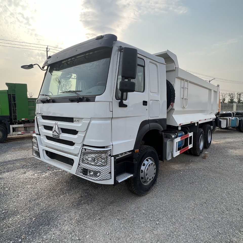 Dobozos felépítményű teherautó SINOTRUK HOWO: 6 kép. Dobozos felépítményű teherautó SINOTRUK HOWO: 6 kép.