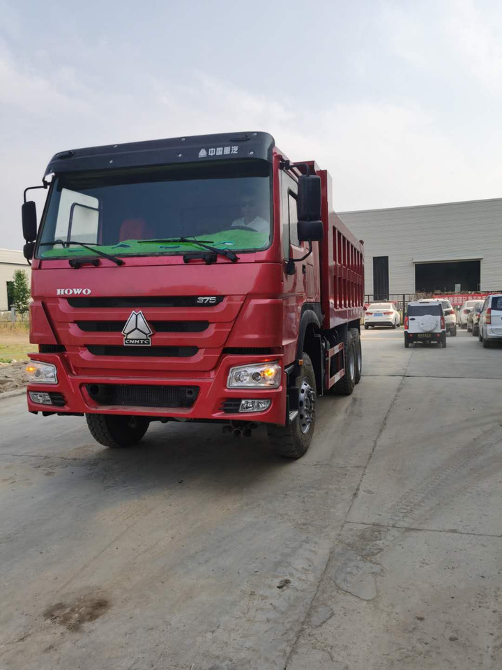 SINOTRUK HOWO - Billenőplatós teherautó: 2 kép. SINOTRUK HOWO - Billenőplatós teherautó: 2 kép.