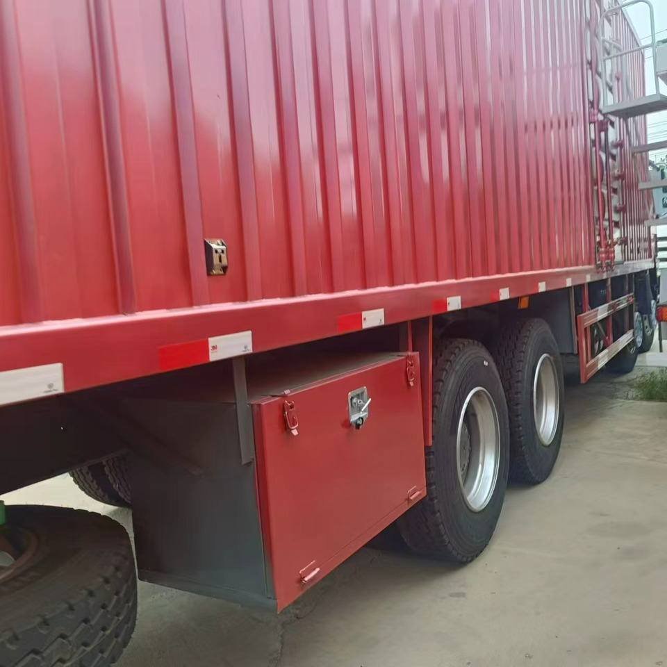 SINOTRUK HOWO - Dobozos felépítményű teherautó: 4 kép. SINOTRUK HOWO - Dobozos felépítményű teherautó: 4 kép.