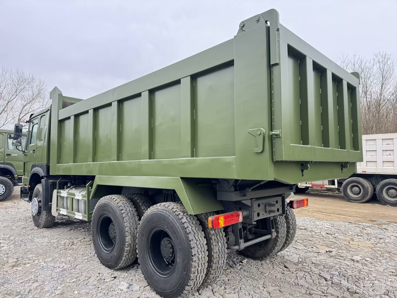 SINOTRUK HOWO - Billenőplatós teherautó: 4 kép. SINOTRUK HOWO - Billenőplatós teherautó: 4 kép.