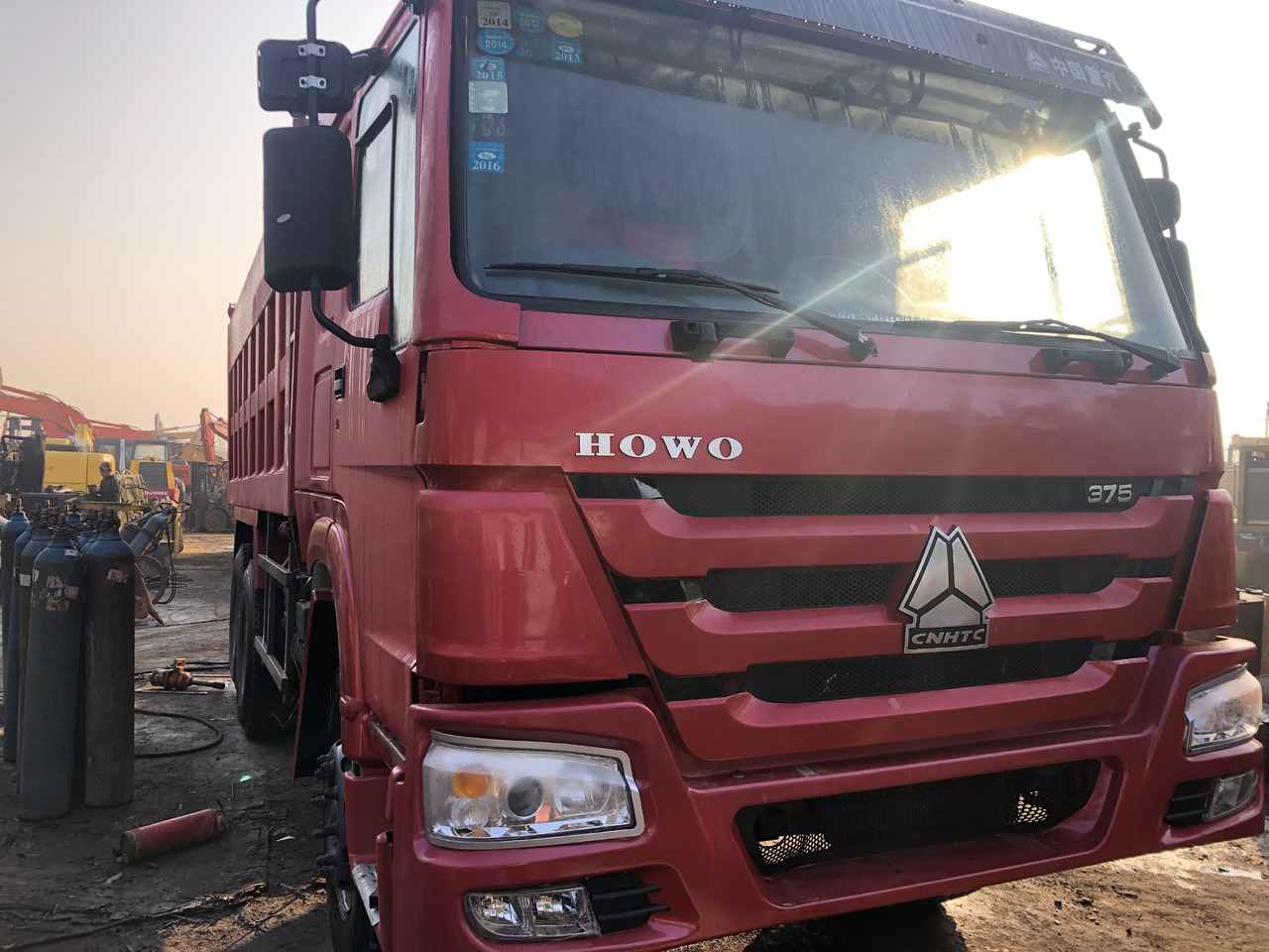 SINOTRUK HOWO - Billenőplatós teherautó: 2 kép. SINOTRUK HOWO - Billenőplatós teherautó: 2 kép.