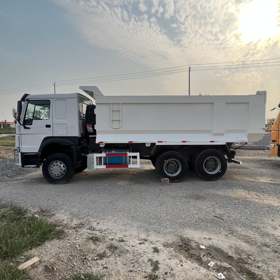 Dobozos felépítményű teherautó SINOTRUK HOWO: 10 kép. Dobozos felépítményű teherautó SINOTRUK HOWO: 10 kép.