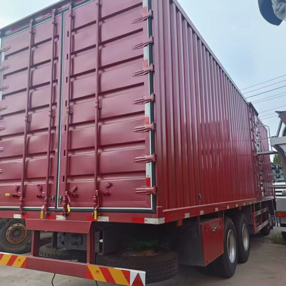 SINOTRUK HOWO - Dobozos felépítményű teherautó: 5 kép. SINOTRUK HOWO - Dobozos felépítményű teherautó: 5 kép.