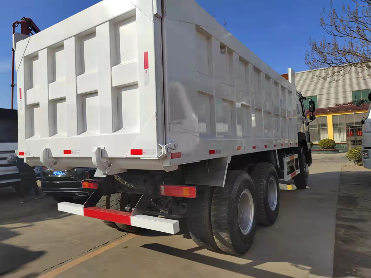 SINOTRUK HOWO - Billenőplatós teherautó: 5 kép. SINOTRUK HOWO - Billenőplatós teherautó: 5 kép.