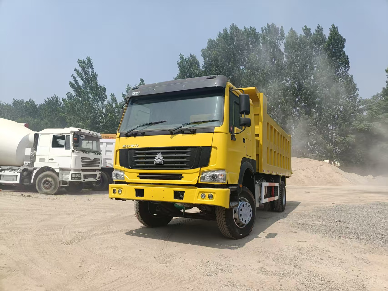 SINOTRUK Howo 4*2 - Billenőplatós teherautó: 2 kép. SINOTRUK Howo 4*2 - Billenőplatós teherautó: 2 kép.