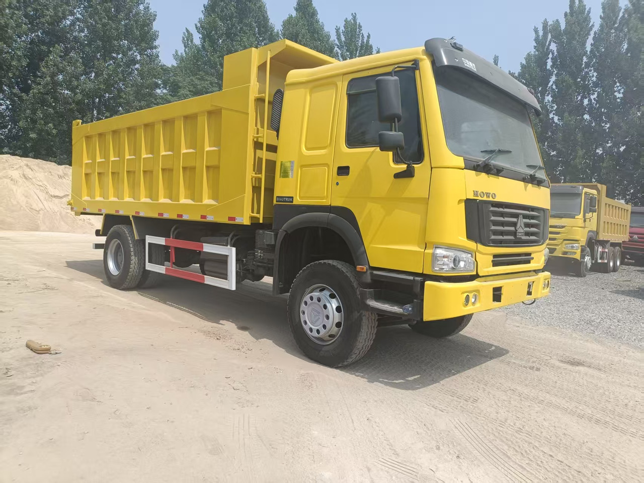 SINOTRUK Howo 4*2 - Billenőplatós teherautó: 4 kép. SINOTRUK Howo 4*2 - Billenőplatós teherautó: 4 kép.
