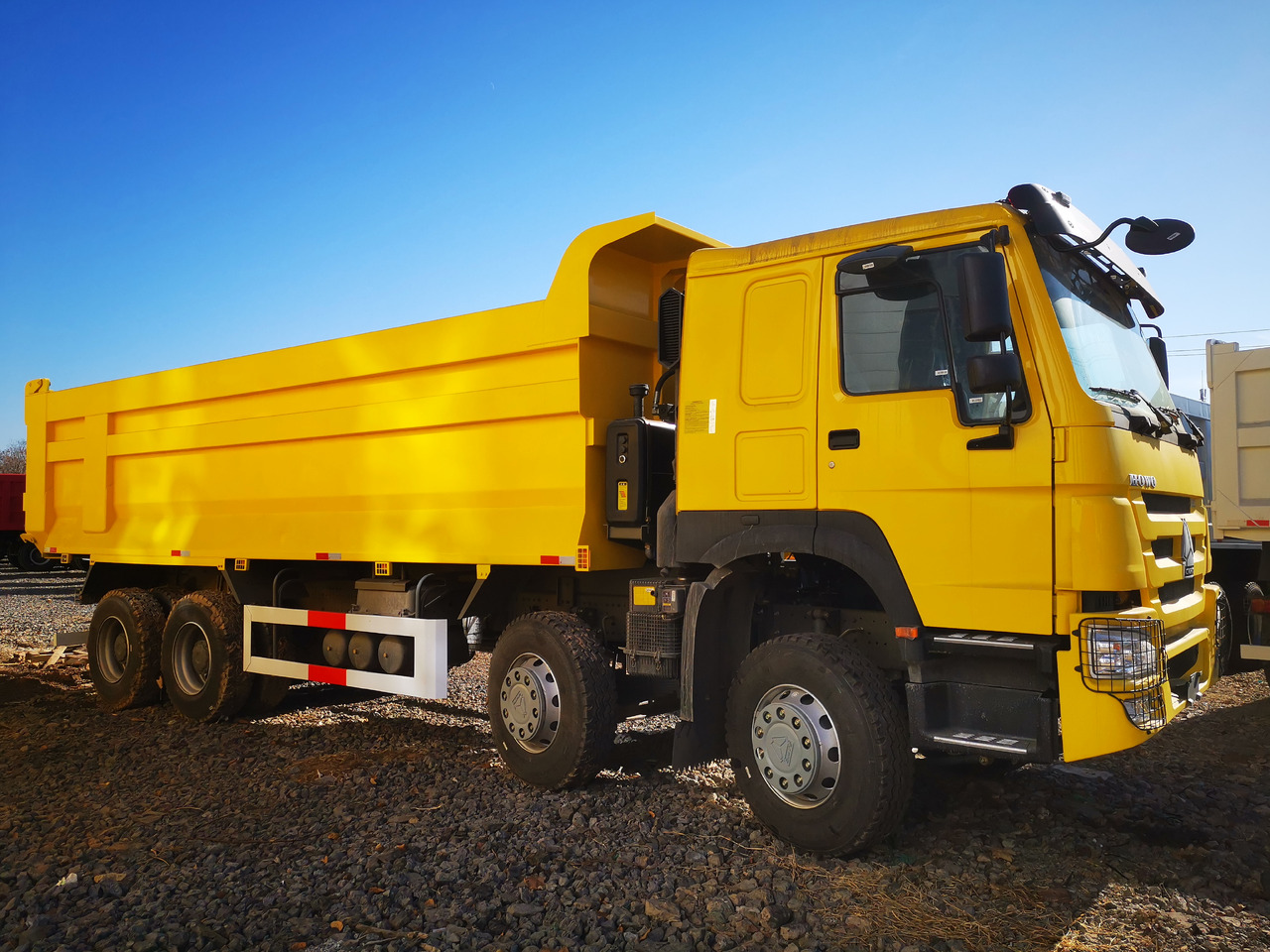SINOTRUK Howo - Billenőplatós teherautó: 4 kép. SINOTRUK Howo - Billenőplatós teherautó: 4 kép.