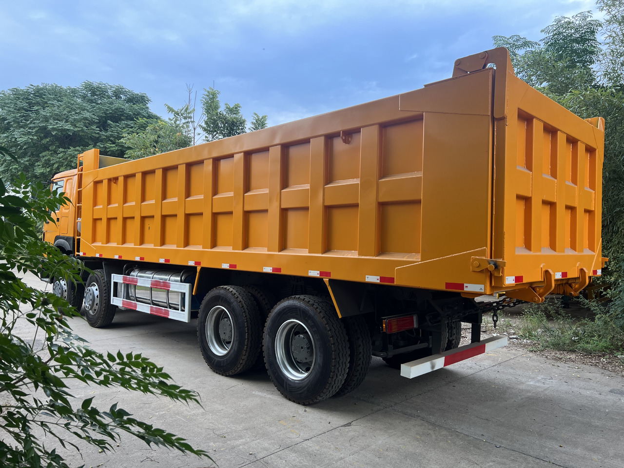SINOTRUK Howo - Billenőplatós teherautó: 5 kép. SINOTRUK Howo - Billenőplatós teherautó: 5 kép.