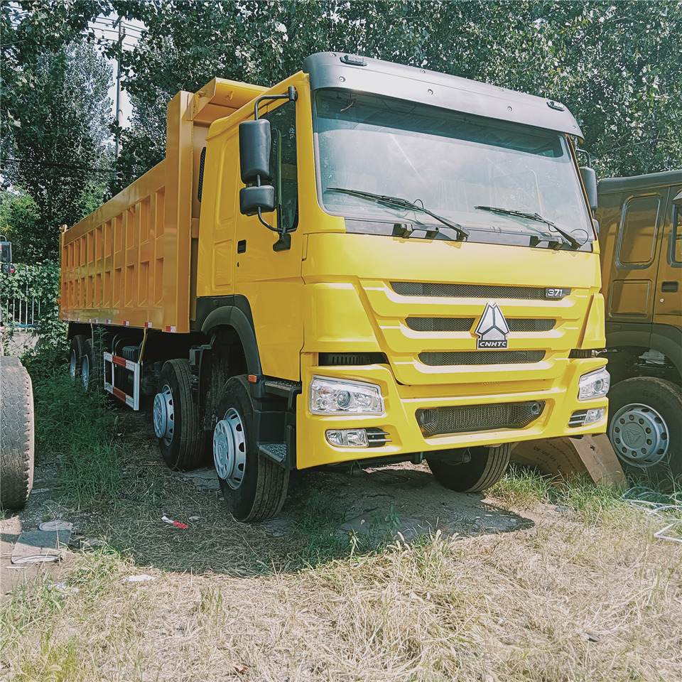 SINOTRUK Howo - Billenőplatós teherautó: 2 kép. SINOTRUK Howo - Billenőplatós teherautó: 2 kép.