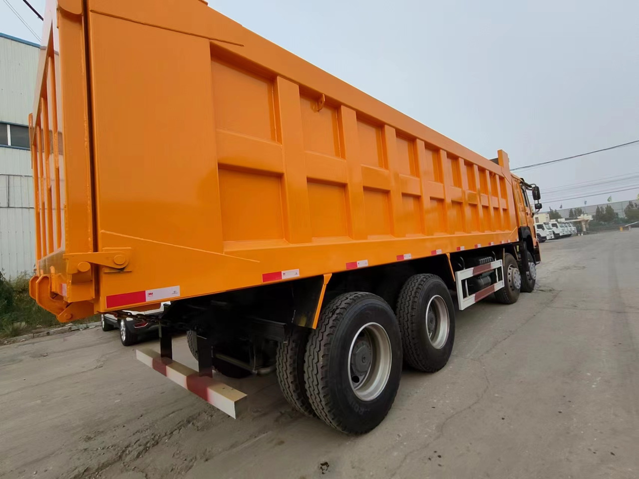 SINOTRUK Howo - Billenőplatós teherautó: 4 kép. SINOTRUK Howo - Billenőplatós teherautó: 4 kép.