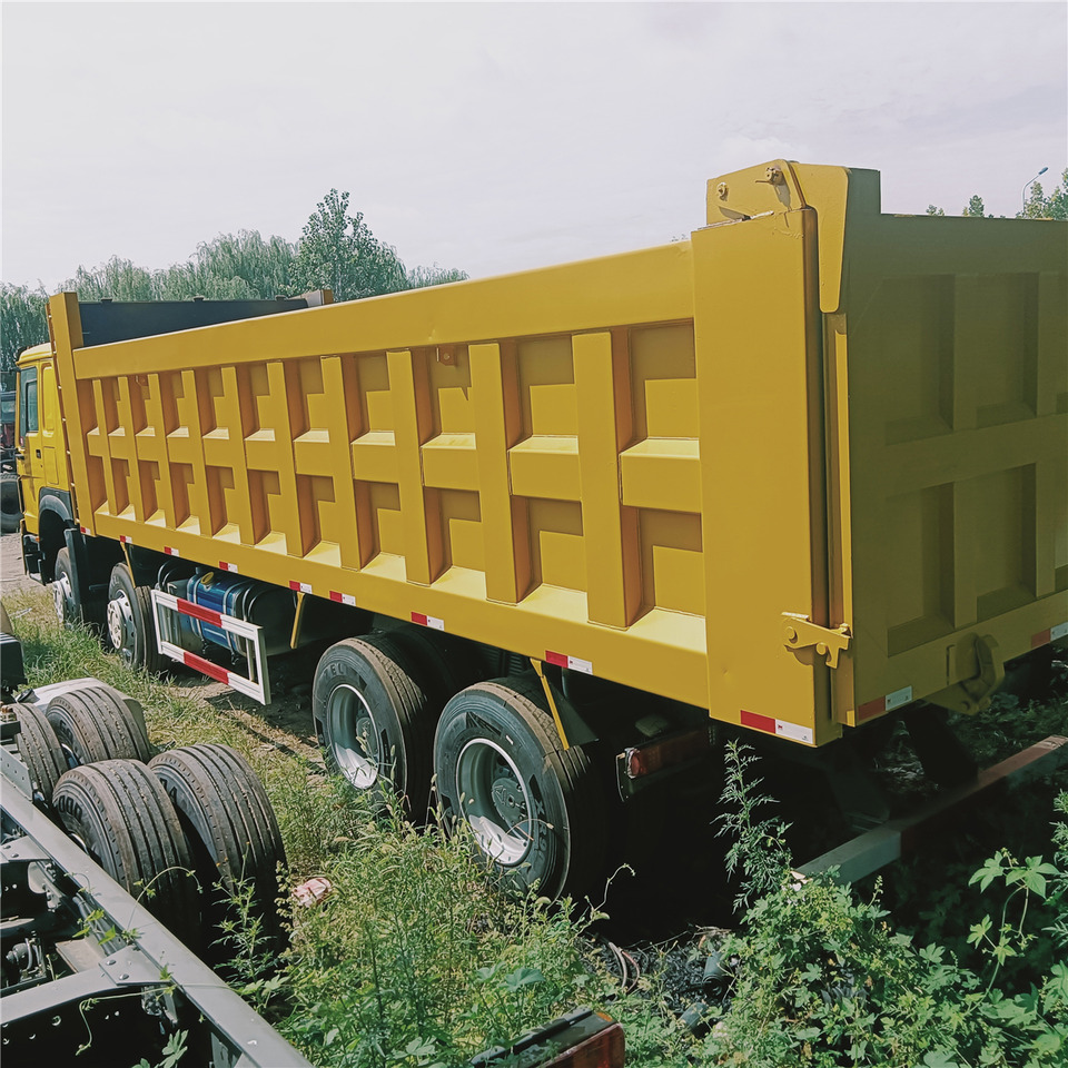 SINOTRUK Howo - Billenőplatós teherautó: 1 kép. SINOTRUK Howo - Billenőplatós teherautó: 1 kép.
