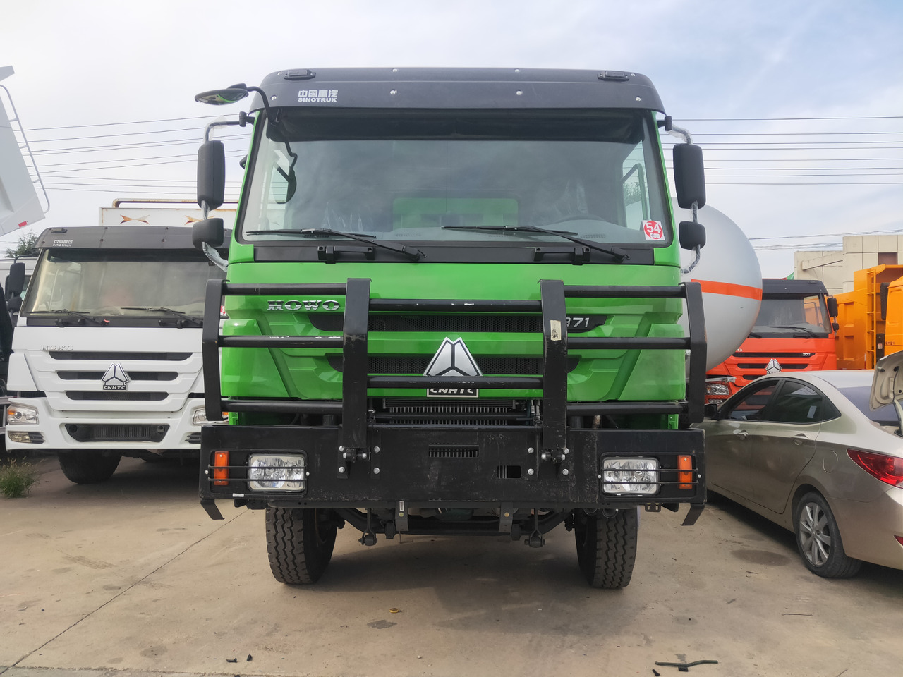 SINOTRUK Howo - Billenőplatós teherautó: 5 kép. SINOTRUK Howo - Billenőplatós teherautó: 5 kép.