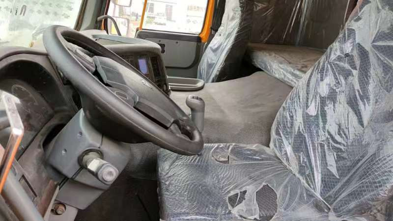SINOTRUK Howo - Billenőplatós teherautó: 1 kép. SINOTRUK Howo - Billenőplatós teherautó: 1 kép.