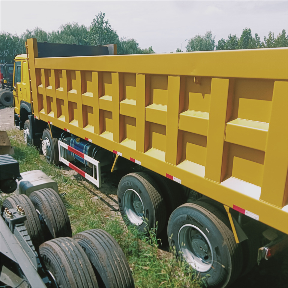 SINOTRUK Howo - Billenőplatós teherautó: 4 kép. SINOTRUK Howo - Billenőplatós teherautó: 4 kép.