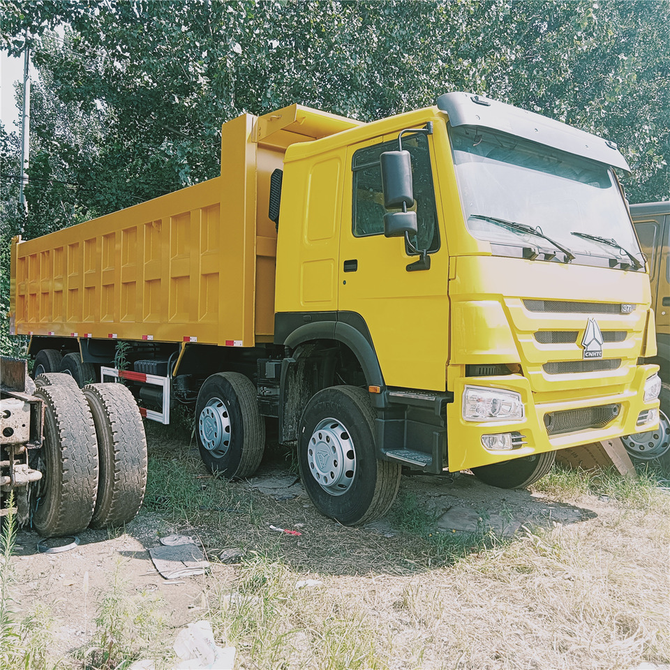 SINOTRUK Howo - Billenőplatós teherautó: 3 kép. SINOTRUK Howo - Billenőplatós teherautó: 3 kép.