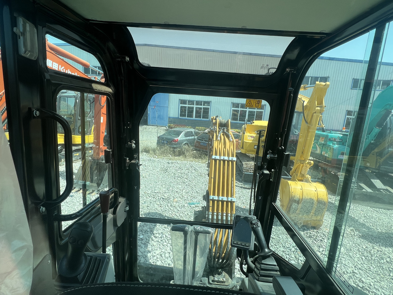 Minikotró Sany SY26U: 7 kép. Minikotró Sany SY26U: 7 kép.