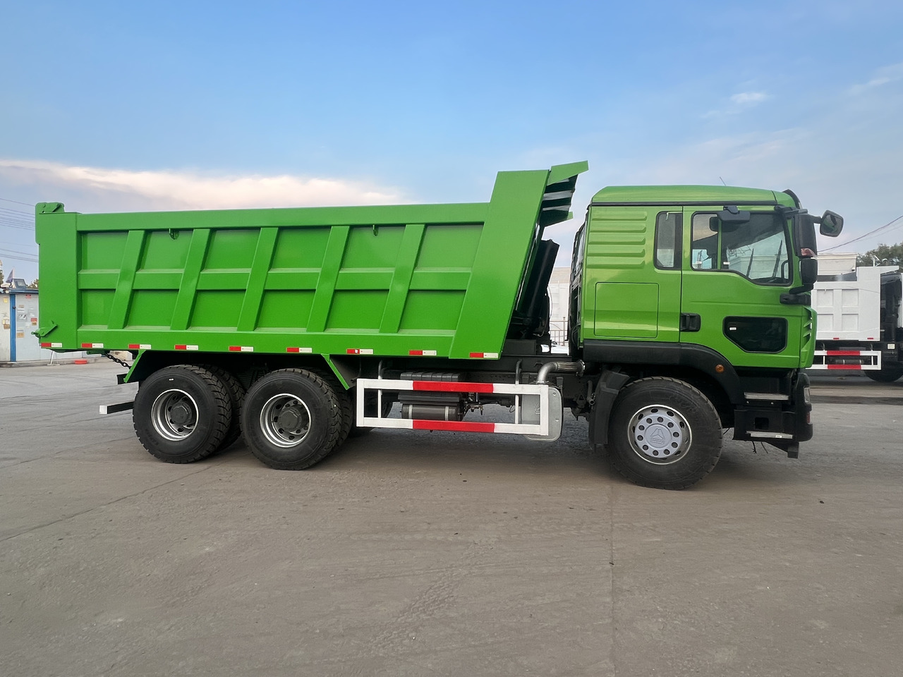Sinotruk HOWO - Billenőplatós teherautó: 3 kép. Sinotruk HOWO - Billenőplatós teherautó: 3 kép.