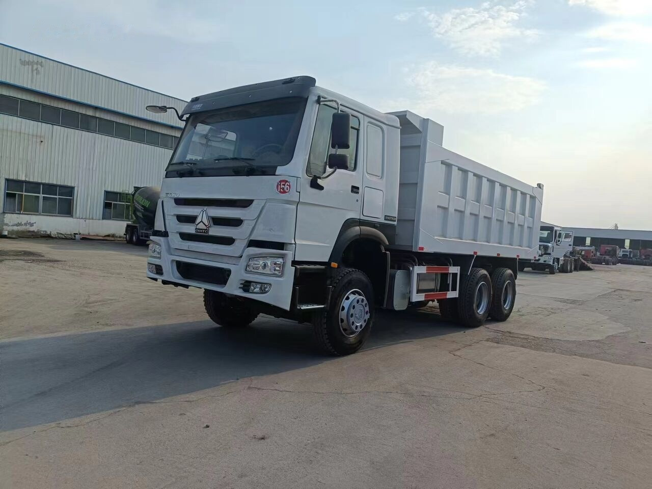 Sinotruk Howo 6*4 - Billenőplatós teherautó: 3 kép. Sinotruk Howo 6*4 - Billenőplatós teherautó: 3 kép.