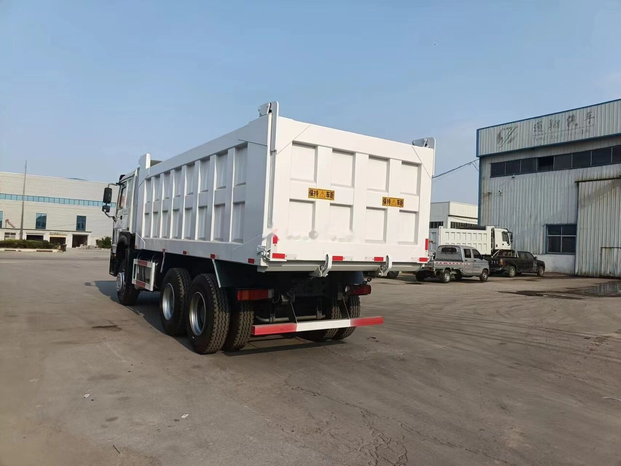 Sinotruk Howo 6*4 - Billenőplatós teherautó: 4 kép. Sinotruk Howo 6*4 - Billenőplatós teherautó: 4 kép.