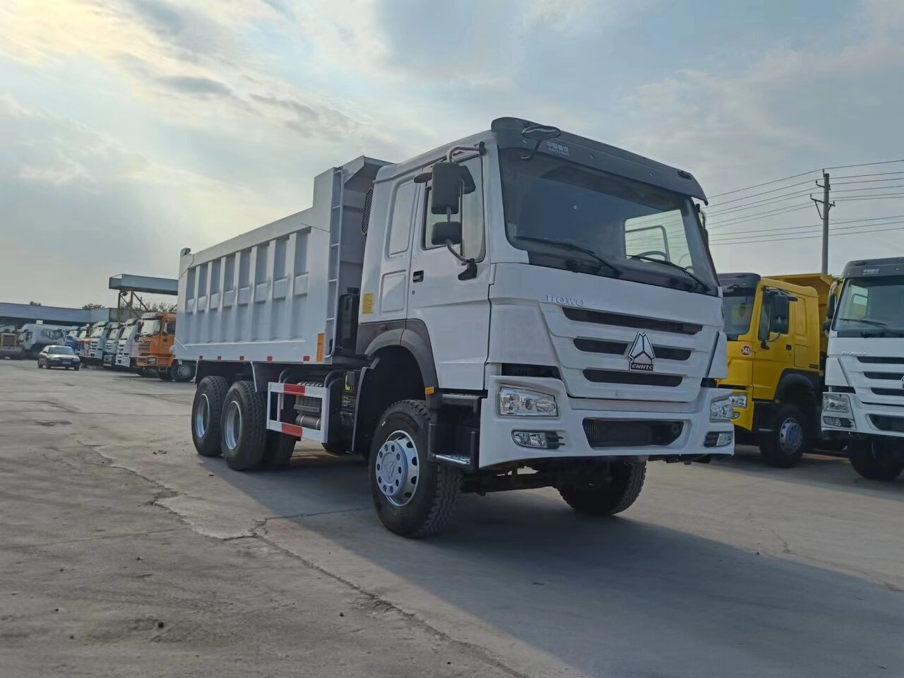 Sinotruk Howo 6*4 - Billenőplatós teherautó: 2 kép. Sinotruk Howo 6*4 - Billenőplatós teherautó: 2 kép.