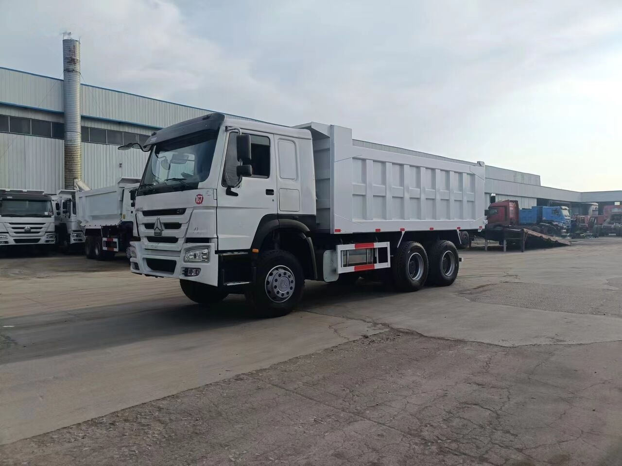 Sinotruk Howo 6*4 - Billenőplatós teherautó: 1 kép. Sinotruk Howo 6*4 - Billenőplatós teherautó: 1 kép.