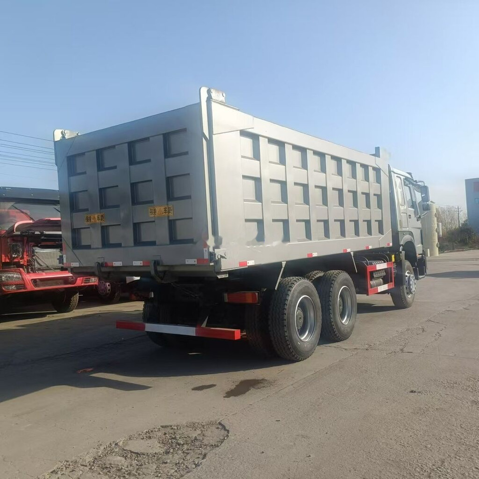 Sinotruk Howo 6*4 - Billenőplatós teherautó: 2 kép. Sinotruk Howo 6*4 - Billenőplatós teherautó: 2 kép.