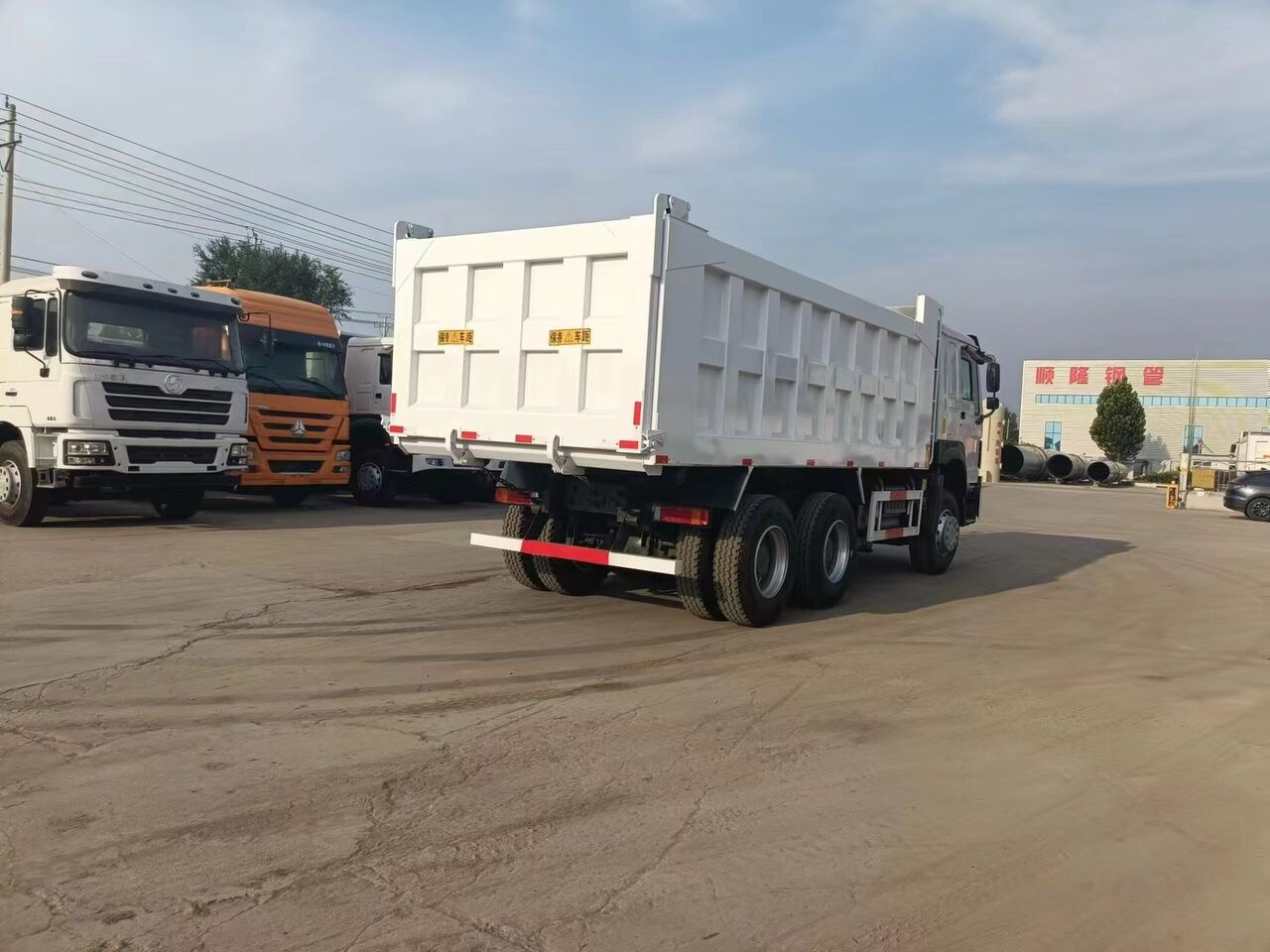 Sinotruk Howo 6*4 - Billenőplatós teherautó: 2 kép. Sinotruk Howo 6*4 - Billenőplatós teherautó: 2 kép.