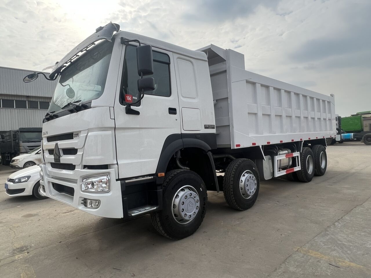Sinotruk Howo 8*4 - Billenőplatós teherautó: 5 kép. Sinotruk Howo 8*4 - Billenőplatós teherautó: 5 kép.