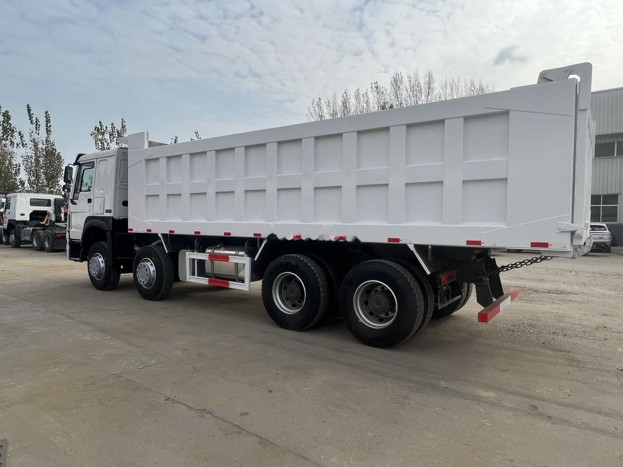 Sinotruk Howo 8*4 - Billenőplatós teherautó: 1 kép. Sinotruk Howo 8*4 - Billenőplatós teherautó: 1 kép.