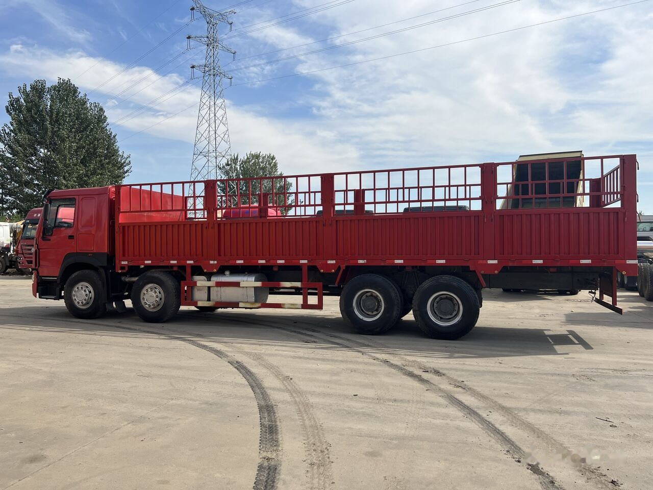 Sinotruk Howo Howo 8*4 - Platós teherautó: 3 kép. Sinotruk Howo Howo 8*4 - Platós teherautó: 3 kép.