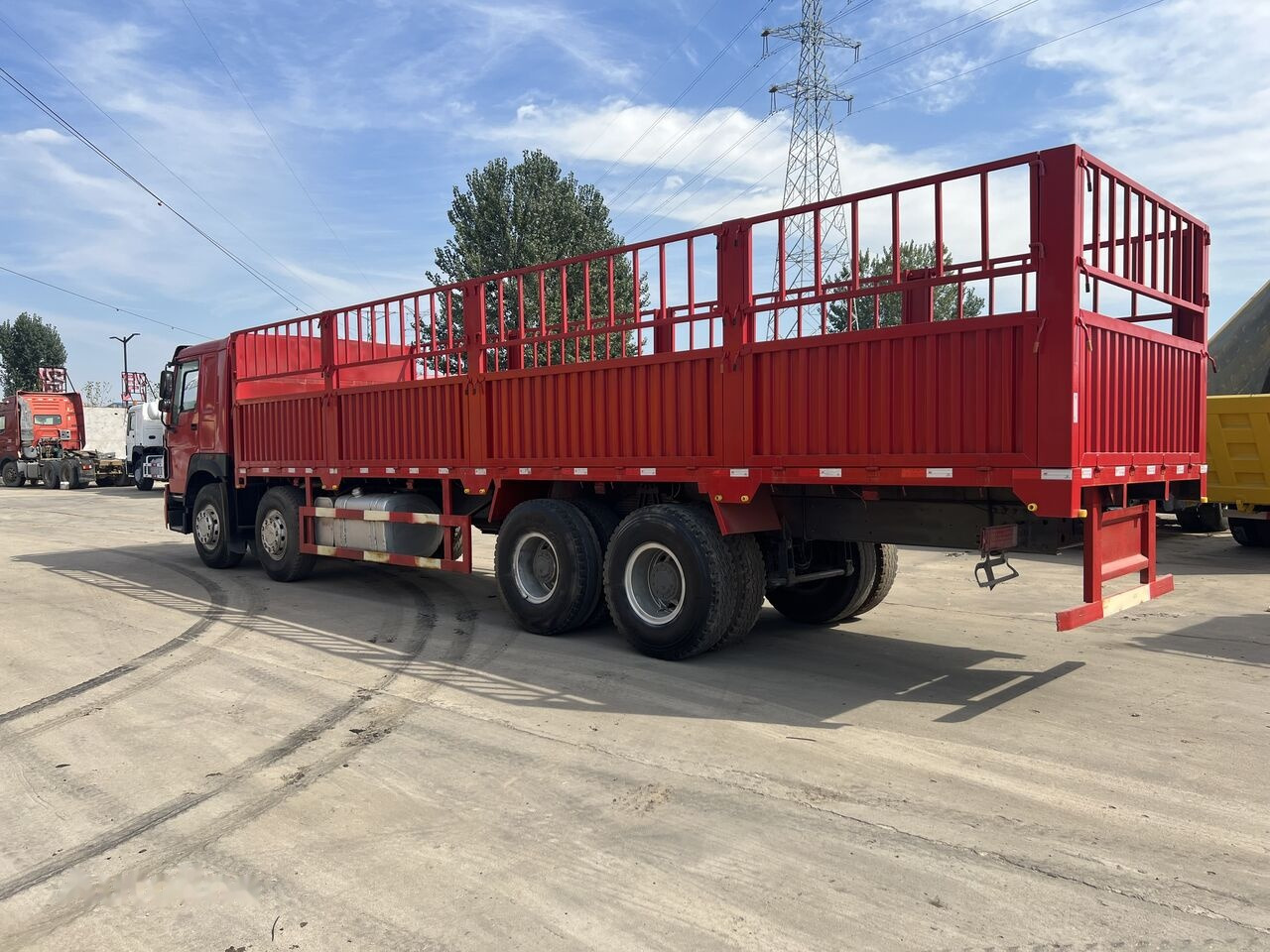 Sinotruk Howo Howo 8*4 - Platós teherautó: 2 kép. Sinotruk Howo Howo 8*4 - Platós teherautó: 2 kép.